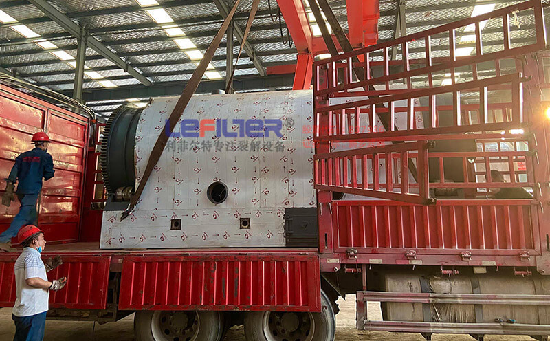 定制的不銹鋼材質(zhì)小型廢輪胎煉油設備裝車發(fā)貨 定制的不銹鋼材質(zhì)小型廢輪胎煉油設備裝車發(fā)貨