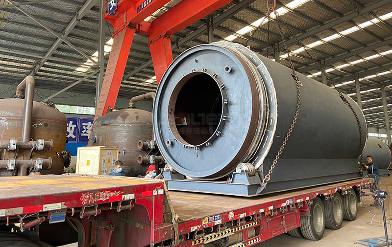 新疆劉總訂購的6臺LES-2675輪胎煉油設備裝車發出 新疆劉總訂購的6臺LES-2675輪胎煉油設備裝車發出01