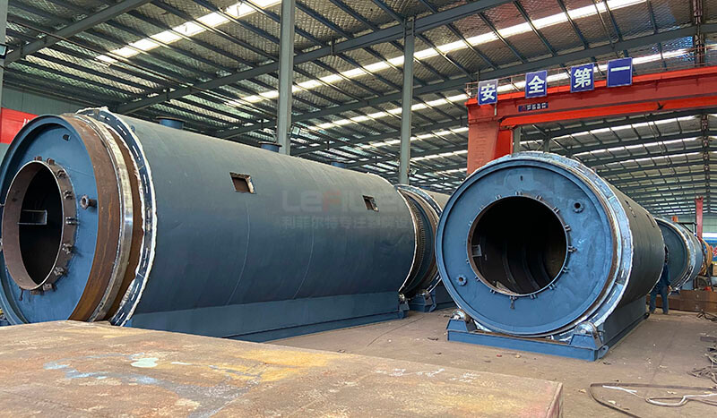 湖南邵陽曾總訂購的多臺LES-2866輪胎煉油設備裝車發出01 湖南邵陽曾總訂購的多臺LES-2866輪胎煉油設備裝車發出01