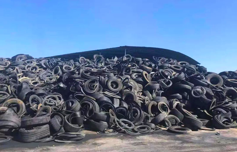 堆積如山的廢輪胎